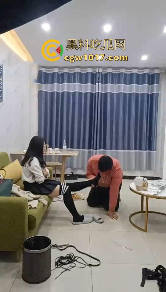 不良小妹调教自己的肥宅男奴,暴力美学性爱,舔鞋舔脚都是基本操作,小胖狗乖乖的听话只为得到女主人的怜悯!-4