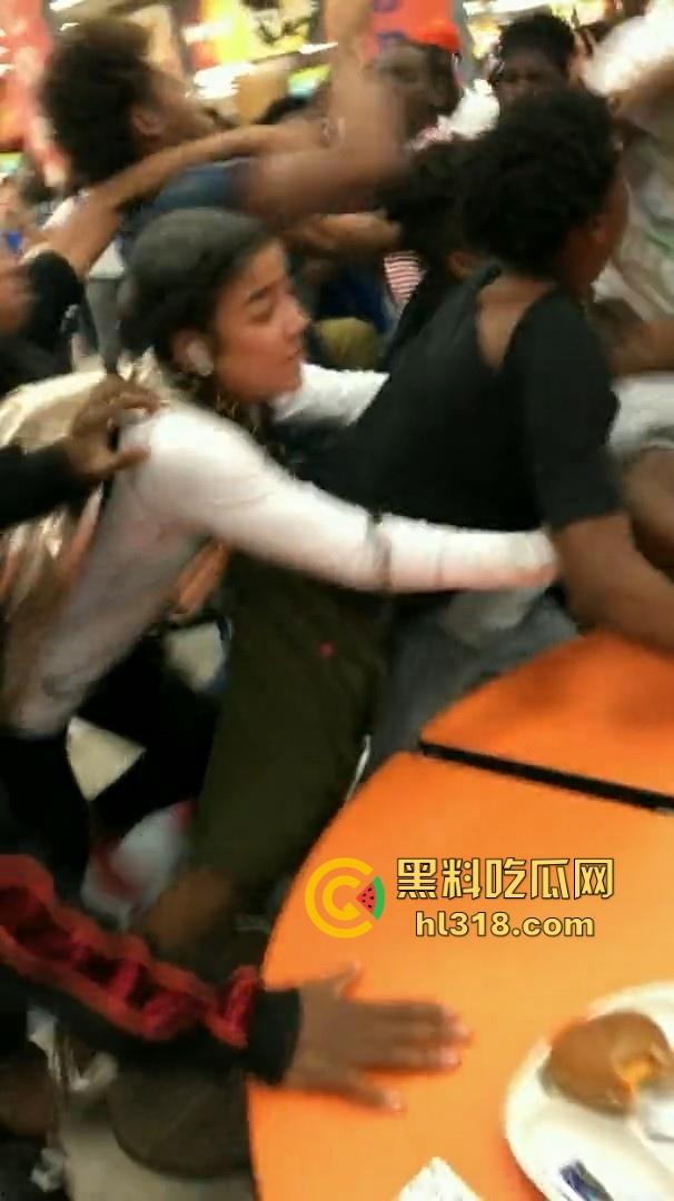 美国校园尼哥群殴现场曝光！堪比职业拳击MMA，真不讲道德，这么多人围殴一人！-5