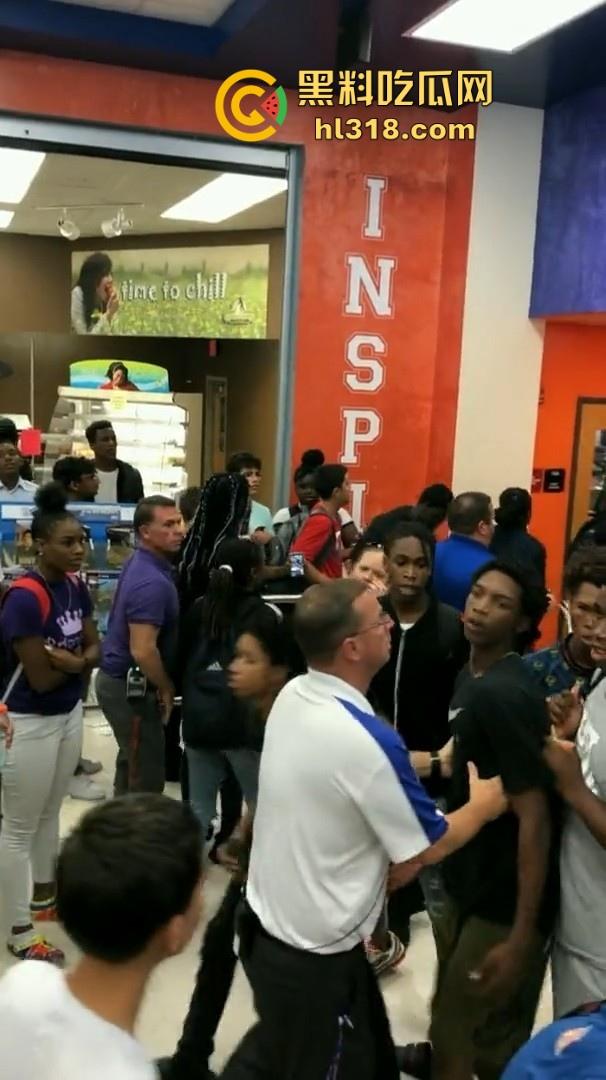 美国校园尼哥群殴现场曝光！堪比职业拳击MMA，真不讲道德，这么多人围殴一人！-9