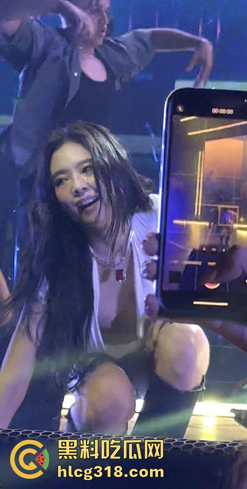 韩国女团太敢穿意外走光，Blackpink成员【jennie】，演唱会乳头走光，白嫩巨乳诱人至极！-9
