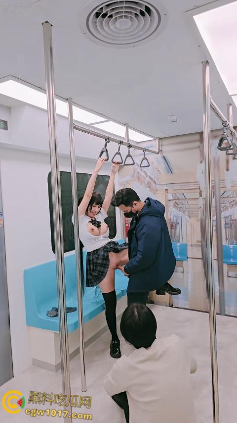 极品福利姬【慕慕Momo】，jk制服白虎嫩穴，在电车被捆绑SM调教，扯着扶手被抱起来肏，高潮爽到瘫痪倒地 ！-7