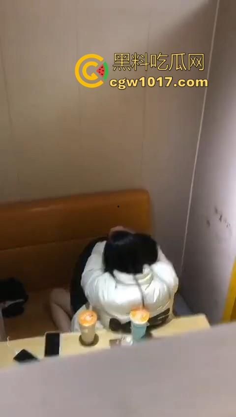 情侣奶茶包间偷吃禁果，孤男寡女共处一室性瘾上头，直接脱裤子就是干，女上主动骑乘榨精，羡慕小哥！-2