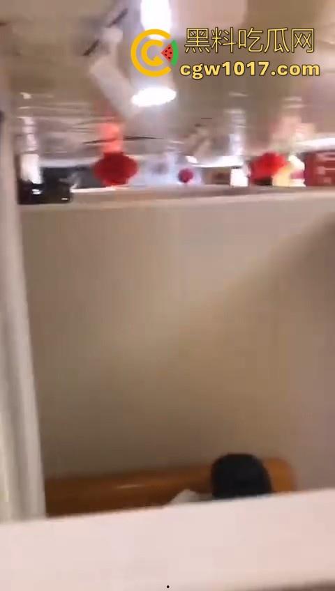 情侣奶茶包间偷吃禁果，孤男寡女共处一室性瘾上头，直接脱裤子就是干，女上主动骑乘榨精，羡慕小哥！-8