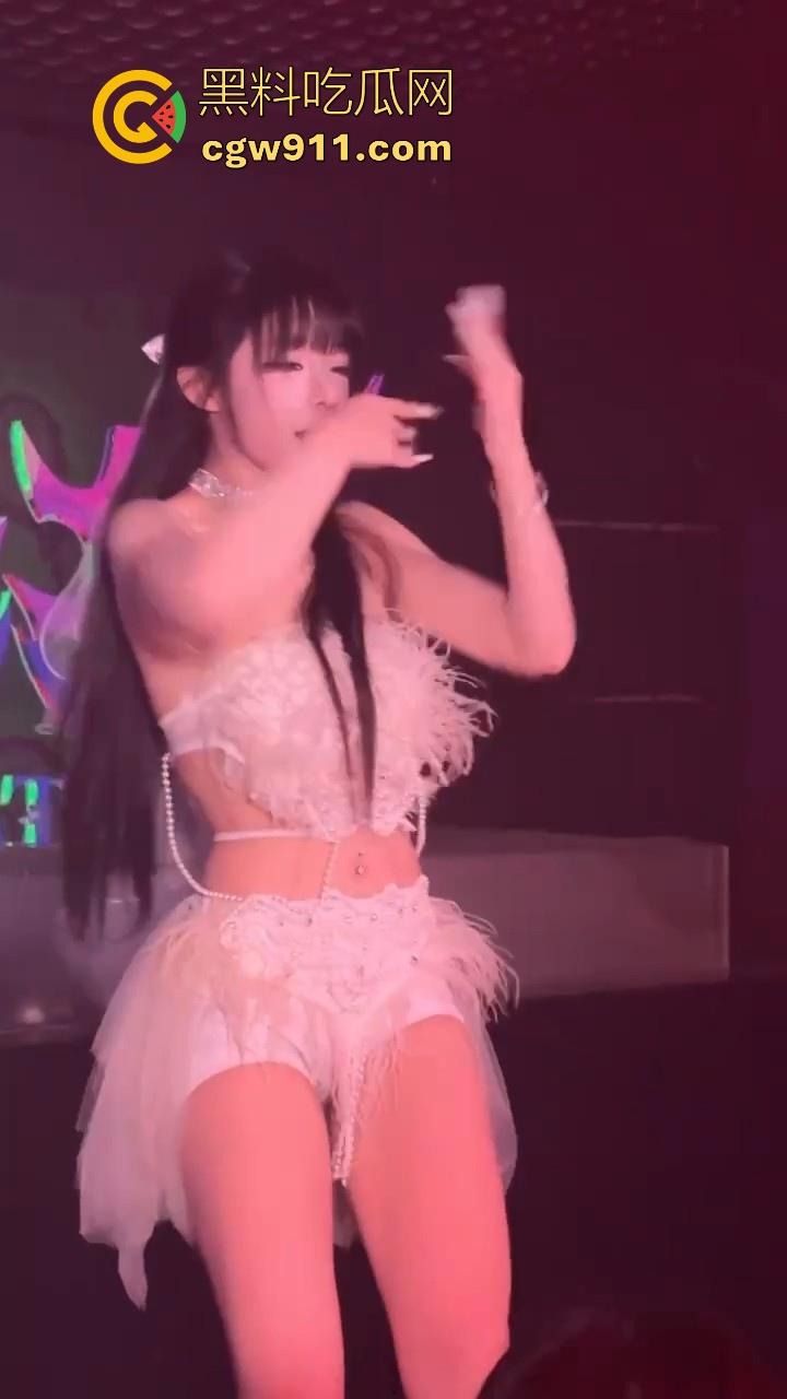 前面跳得有多骚,私下给就操的有多狼狈,土豪重金拿下酒吧模特,骑乘内射狠狠满足!-1