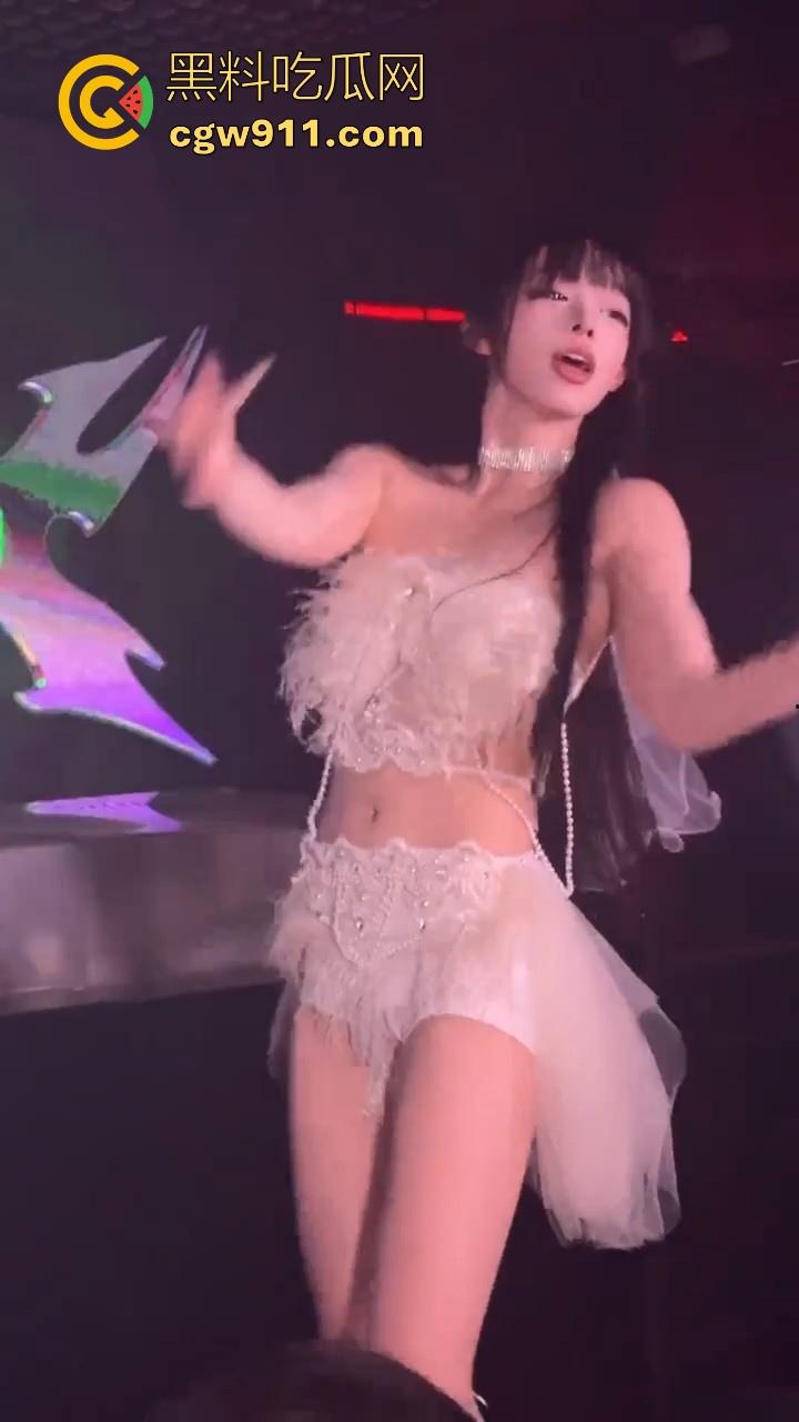 前面跳得有多骚,私下给就操的有多狼狈,土豪重金拿下酒吧模特,骑乘内射狠狠满足!-4