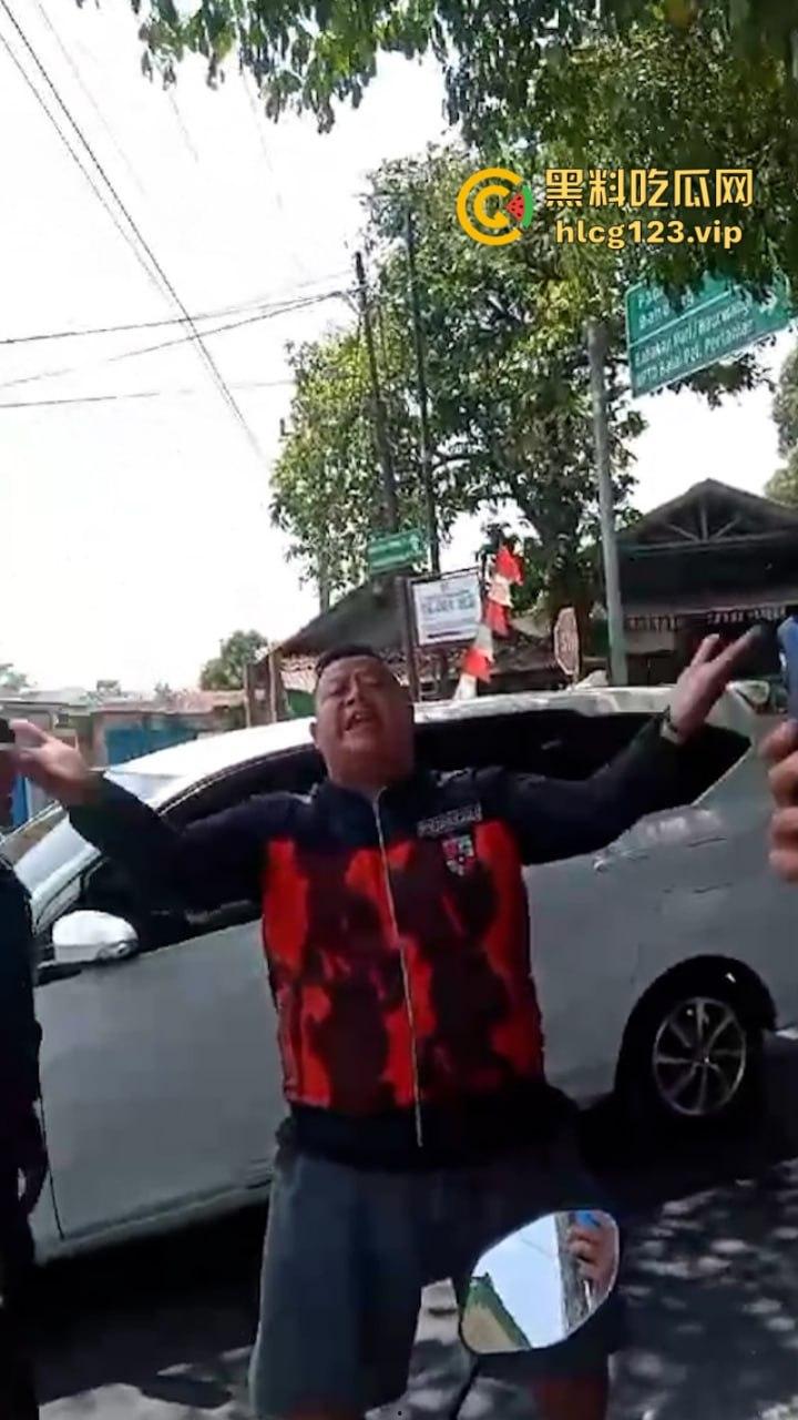 大型皮开肉绽现场！印尼一地发生冲突 有内战的国家真的不要去！-1