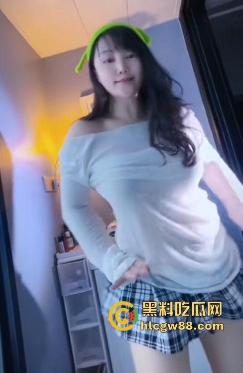 湖北抖音【猫咪老师】熟妇主播化身性感小野猫，一个私人飞机就开腾讯会议室湿欲私播，没声也够骚！-11