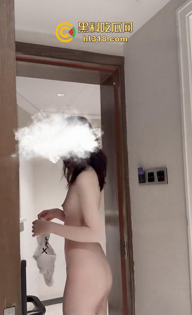 海角乱伦，跟我的刚上大学的表妹开房，尝试大胆酒店开门露出啪啪，白虎嫩穴被后入猛操，疯狂喷水！-8