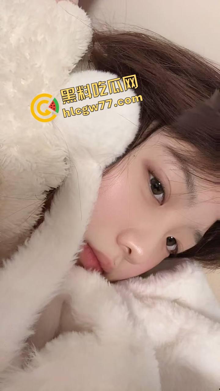 艺术反差婊留学生『田甜』 被带去KTV唱歌喝酒 微醺后带回酒店 没想到迎接她的是无尽的羞辱!-3