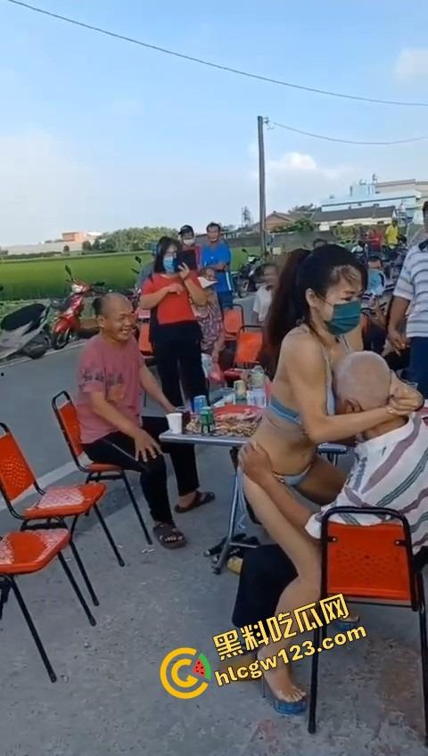 80岁老伯生日点名要比基尼小妹来陪跳艳舞,海绵体硬不起来也要吸奶当蛋糕舔,这是男人最后的倔强!-3