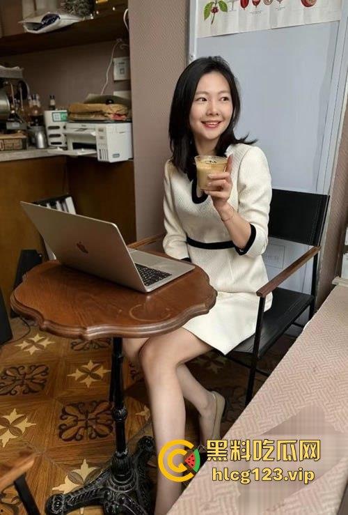 华夏航空传媒女强人『王文丽』趁老公不在家，和男同事偷情，后入爆操黑丝长腿，情趣内衣撩到爆炸！-2