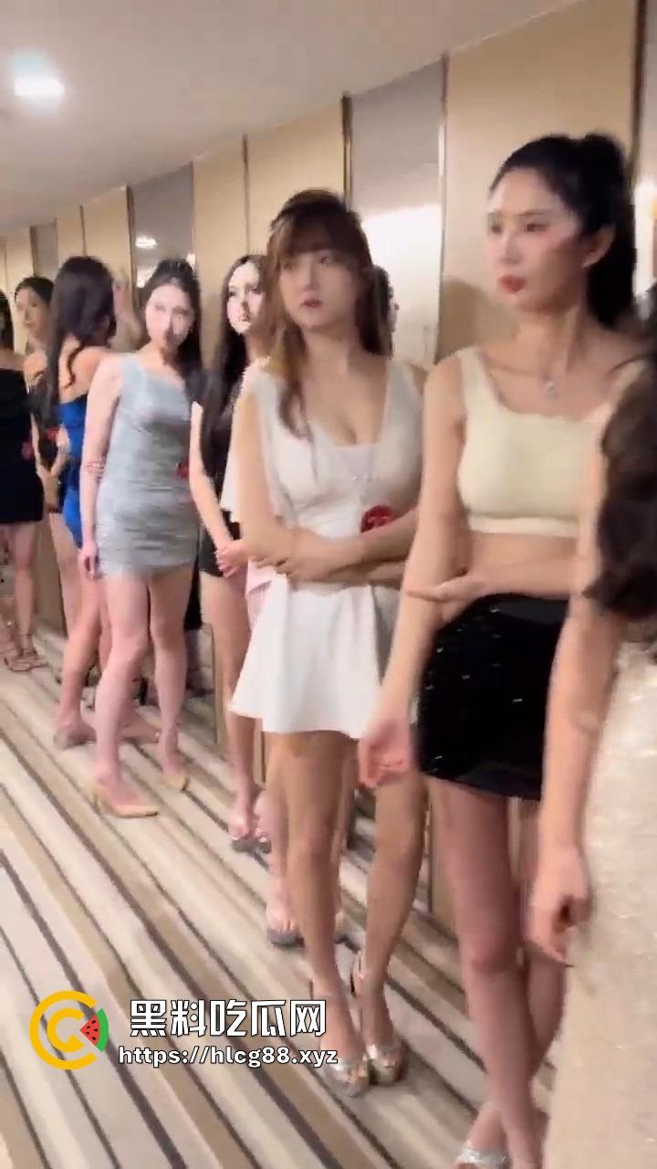 上海车展车模面试操场,美逼挑花眼,选上身价3K硬操起步,白天晚上双份爽,选不上就擦边卖逼!-7