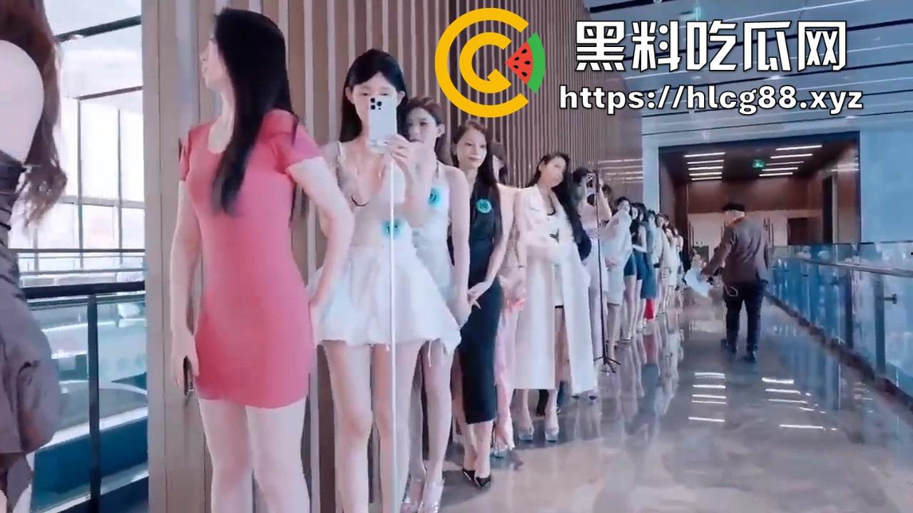 上海车展车模面试操场,美逼挑花眼,选上身价3K硬操起步,白天晚上双份爽,选不上就擦边卖逼!-12