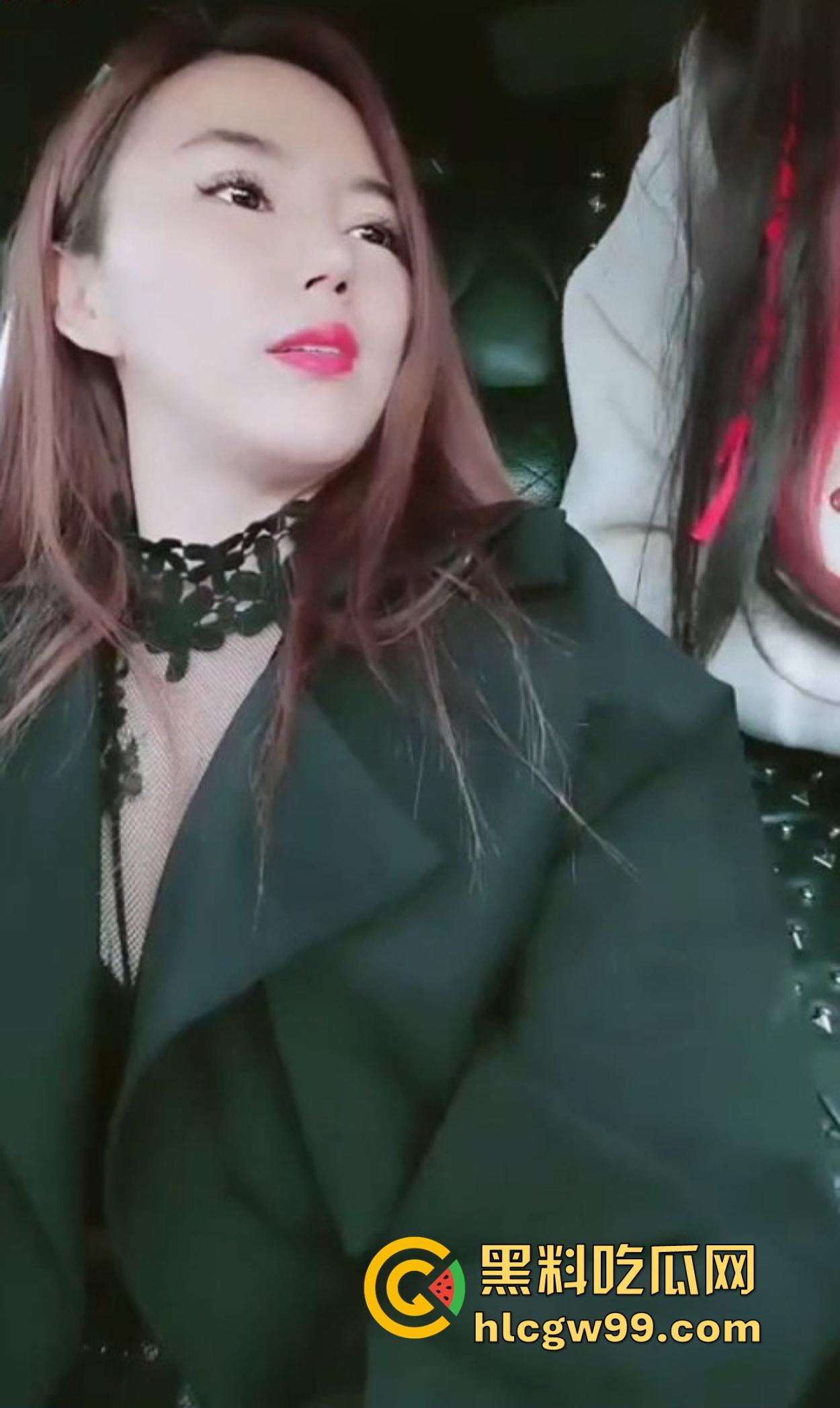 广西两少妇山头双飞局,野外垫子铺好直接开操,丁字裤勒小穴撩到炸,小哥怂归怂但带套有一手!-1