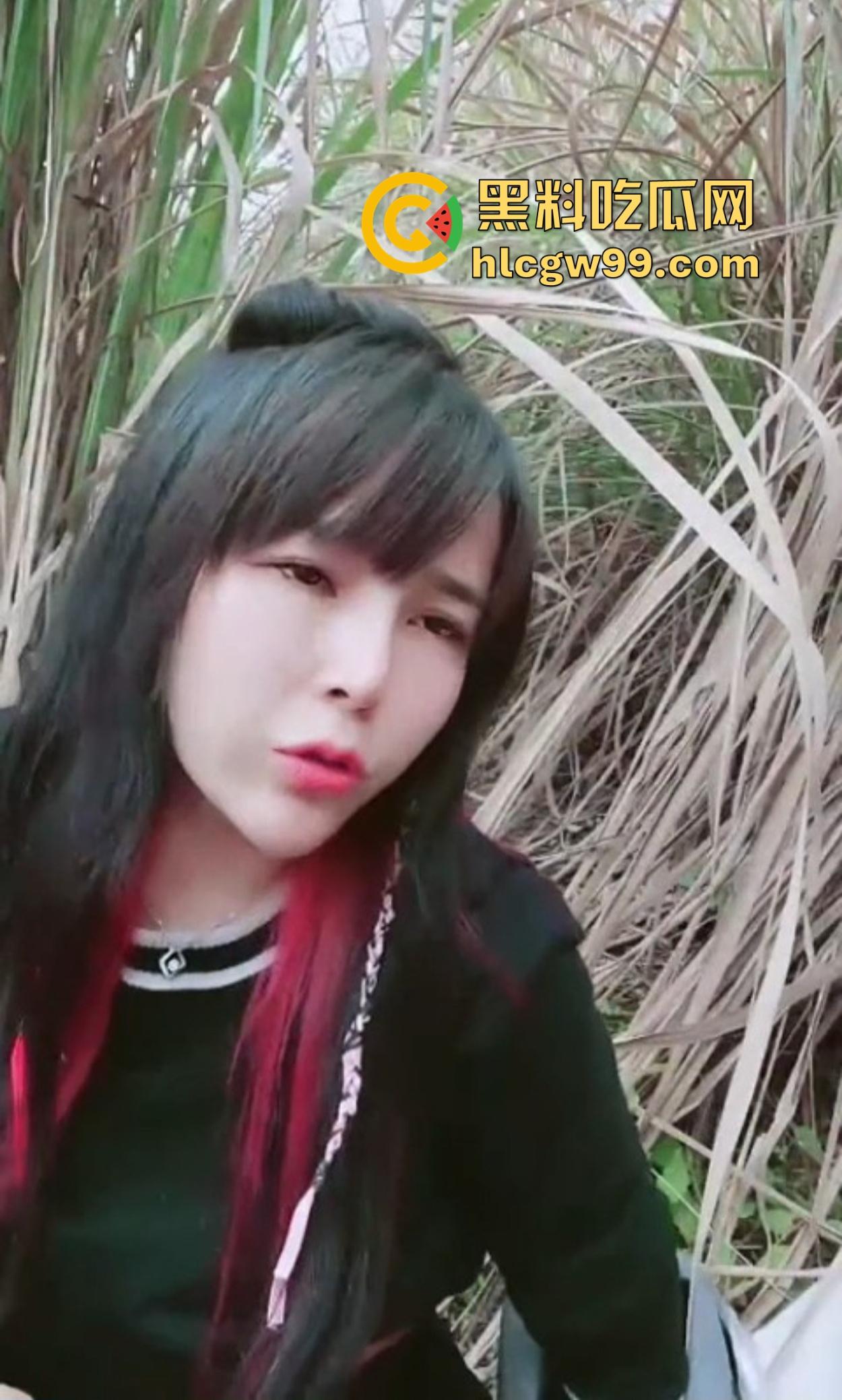 广西两少妇山头双飞局,野外垫子铺好直接开操,丁字裤勒小穴撩到炸,小哥怂归怂但带套有一手!-5