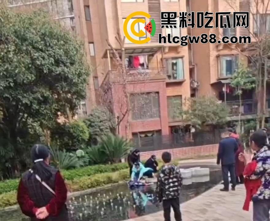 重庆渝北龙湖U城喷泉池变电击池,小孩戏水遭遇十万伏特狂电,现场惨叫连连,一死一伤家属哭晕!-5