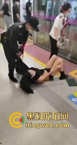 光天化日扒光女子衣服 涉事保安获嘉奖无数！陕西西安地铁事件再度发酵 女老师丢了尊严丢了工作！-12