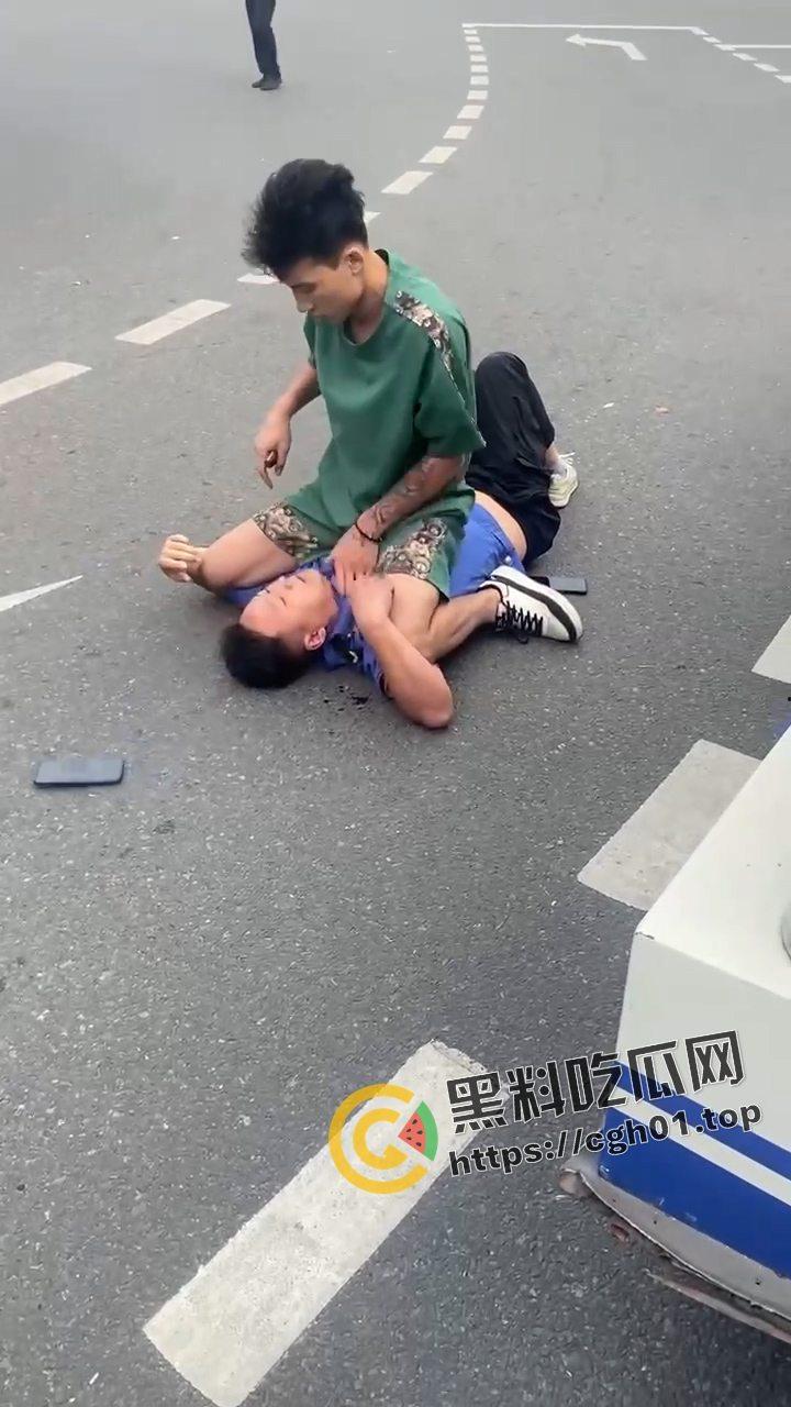 当城管遇上新疆人 这下不嚣张了！ 掐着城管脖子当人质  真是横的就怕不要命的-1