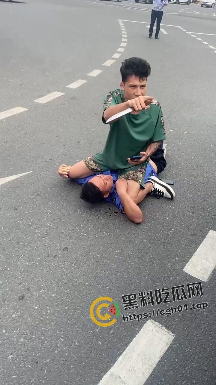 当城管遇上新疆人 这下不嚣张了！ 掐着城管脖子当人质  真是横的就怕不要命的-3
