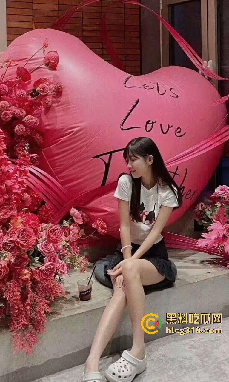 反差女友【刘依云】被男友偷拍抓屁股，正面操丰满奶子大，还害羞不敢露脸，实则骚逼！-1