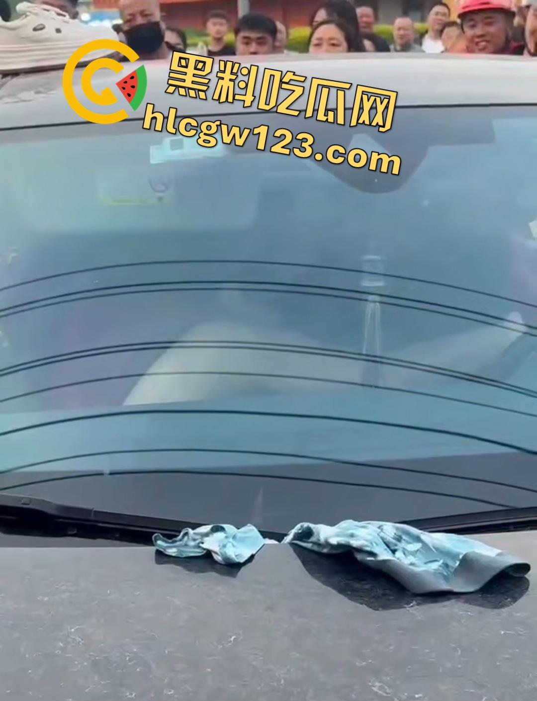 小三车内被抓现行！衣服扒光精子嘴边，男子施法被打断躲在车里竟然继续撸管！-5