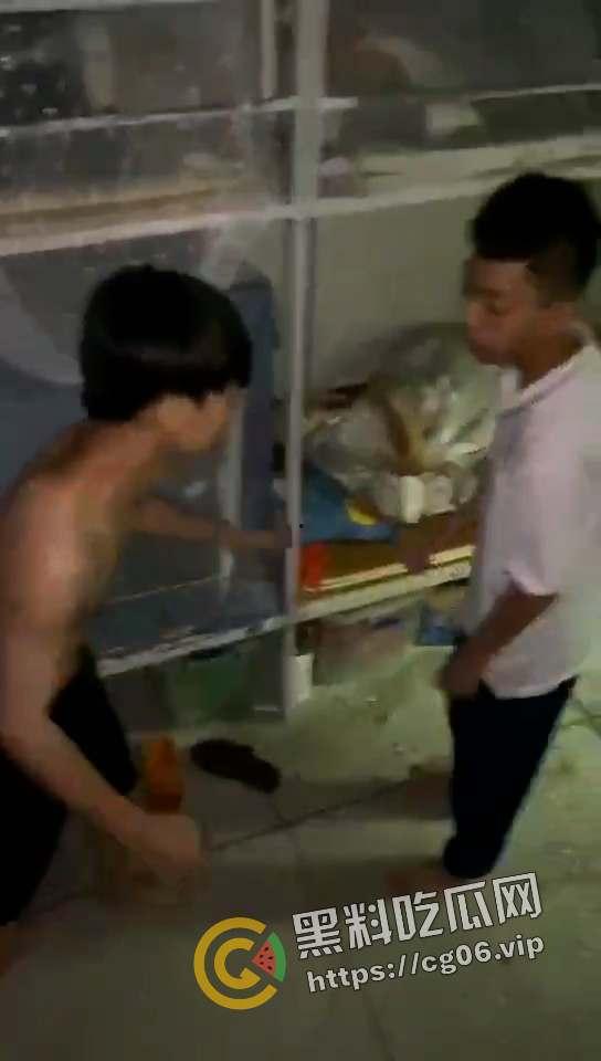 揭阳华美实验中学校园暴力事件！晚上叫醒智力有问题的同学暴打 越起哄打的越厉害 天生小贱种-5