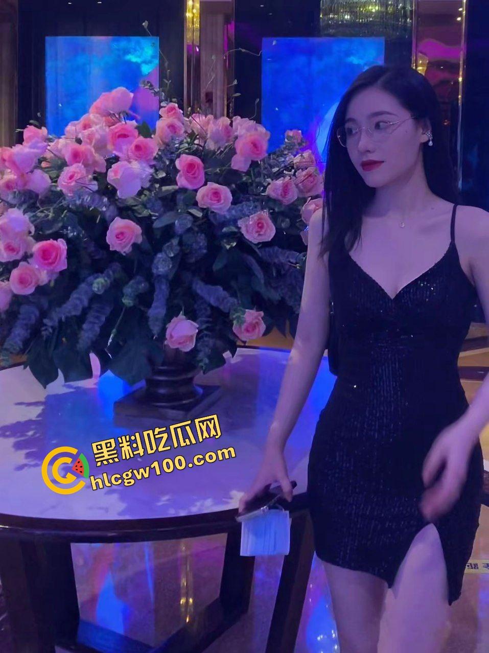 湖北荆门酒店前台小姐【夏妍熙】特殊服务上门约炮大哥，落地镜抱操上位诱惑榨精，独家曝光流出！-2