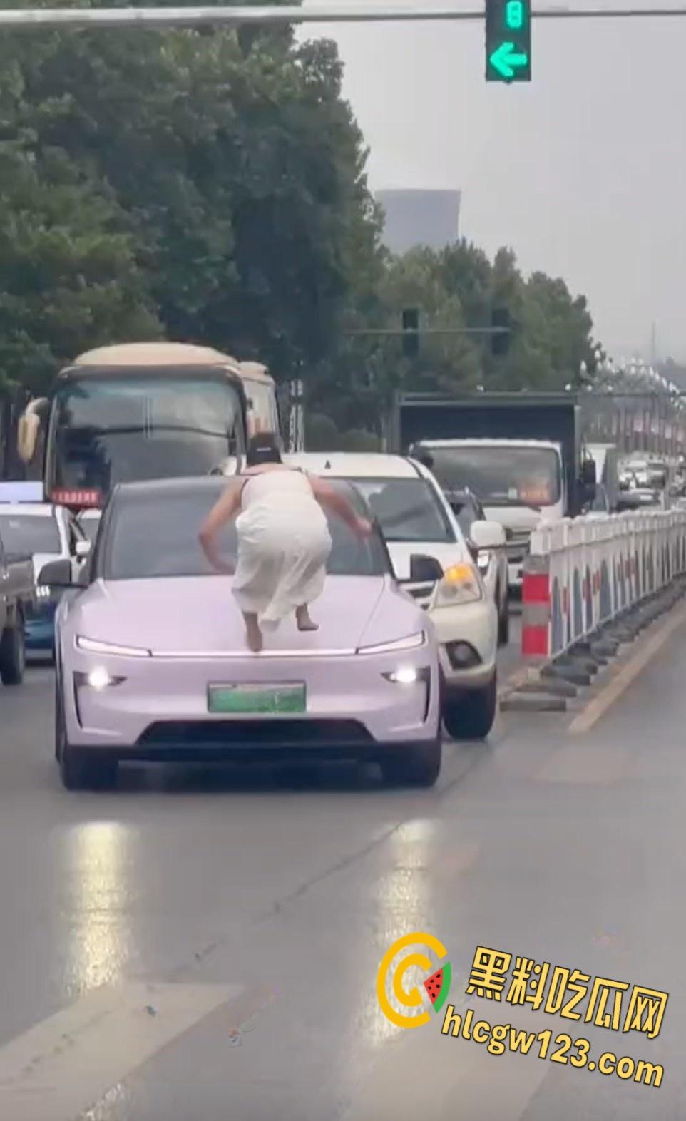 河南洛阳街头惊现症女子，机动车道持械狂砸多车，警方火速介入！-4