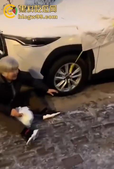 老奶奶摔倒无人敢扶，黑龙江街头上演最扎心一幕，路人害怕惹麻烦直接拒绝让我过个好年！-2