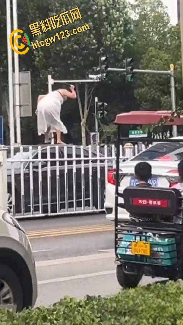 河南洛阳街头惊现症女子，机动车道持械狂砸多车，警方火速介入！-5