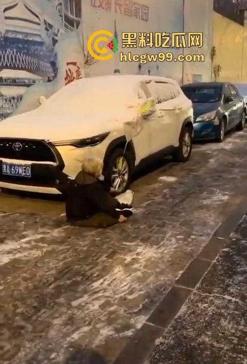 老奶奶摔倒无人敢扶，黑龙江街头上演最扎心一幕，路人害怕惹麻烦直接拒绝让我过个好年！-5