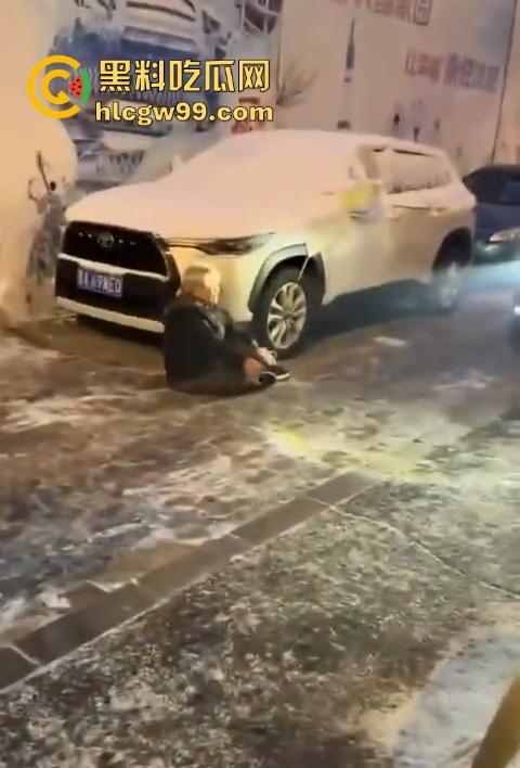 老奶奶摔倒无人敢扶，黑龙江街头上演最扎心一幕，路人害怕惹麻烦直接拒绝让我过个好年！-7