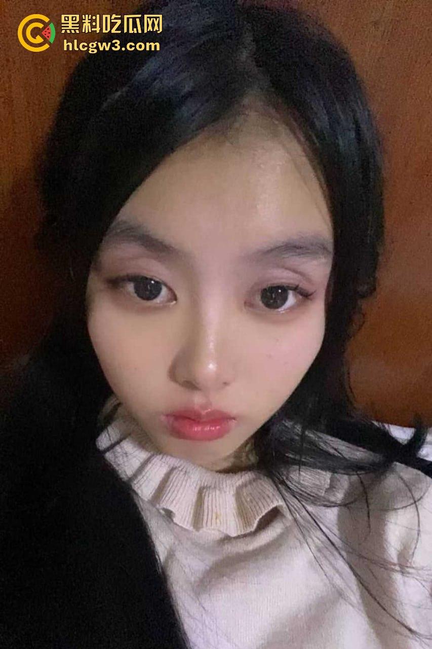 四川资阳高级职业中学的【彭万珊】情窦初开的年纪竟然在网上大玩露骨套路 发骚裸照引爆全网！-7