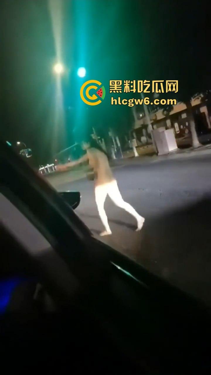 河北情侣吵架女的当街裸奔！一言不合就脱光满世界乱窜，这骚浪毛病到底是哪个惯的？-3