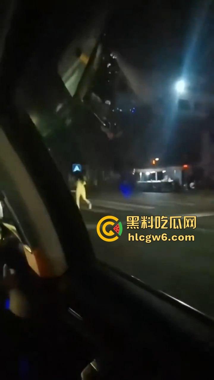 河北情侣吵架女的当街裸奔！一言不合就脱光满世界乱窜，这骚浪毛病到底是哪个惯的？-5