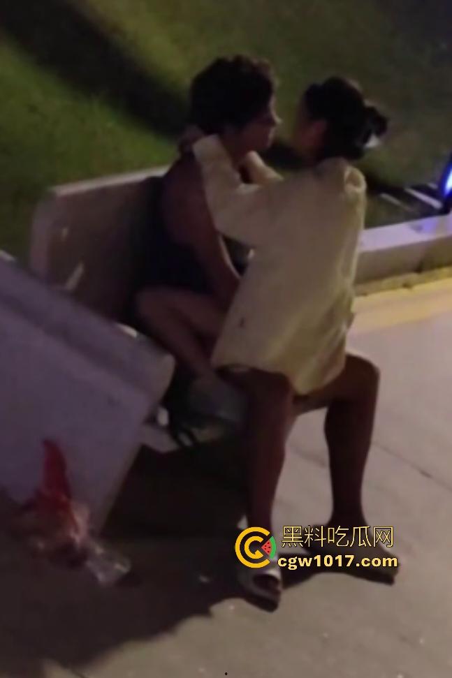 从白天到黑夜，4号楼教学楼户外石椅，校园男女搔痒难耐，穿开裆裤疯狂骑乘！书扔地上，奶子握在手里！-3