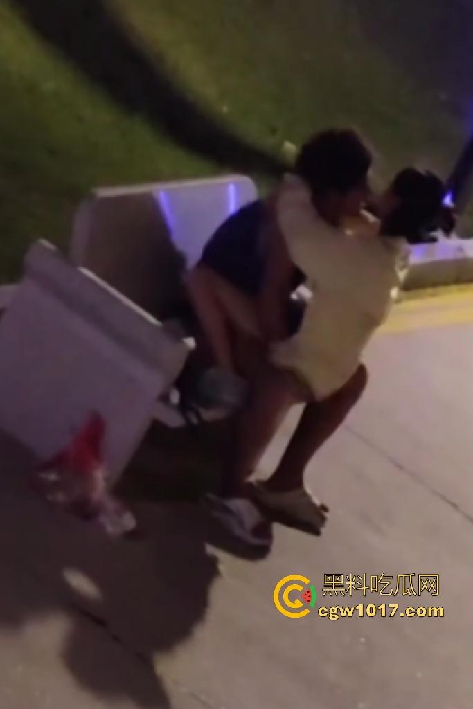 从白天到黑夜，4号楼教学楼户外石椅，校园男女搔痒难耐，穿开裆裤疯狂骑乘！书扔地上，奶子握在手里！-7