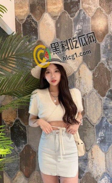 重庆某传媒公司主播 超喜欢上位的反差婊 李娜 被曝光！白浆很多最爱无套内射 真是个极品骚逼啊！-1