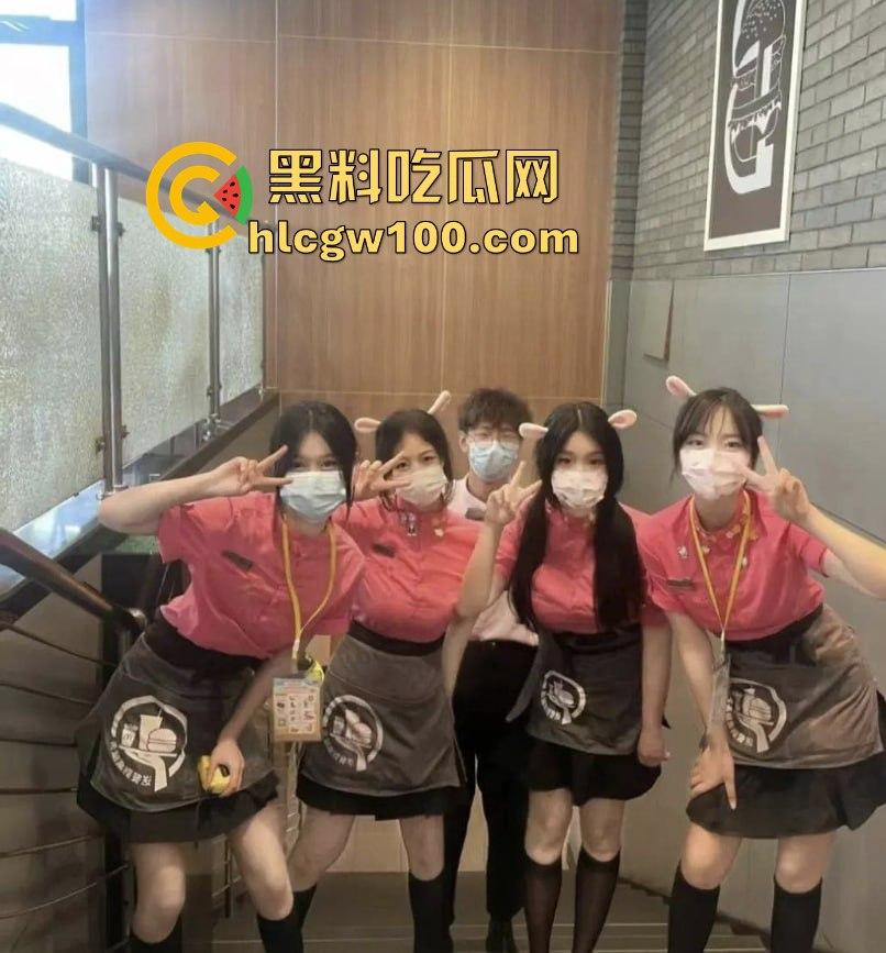 广州白云区万达广场麦当劳学妹大瓜爆出，黑丝美腿随便撩，落地窗前趴着嗲叫，硬是把汉堡制服变成情趣用品！-9