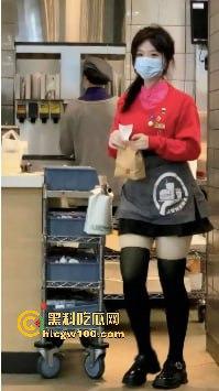 广州白云区万达广场麦当劳学妹大瓜爆出，黑丝美腿随便撩，落地窗前趴着嗲叫，硬是把汉堡制服变成情趣用品！-14