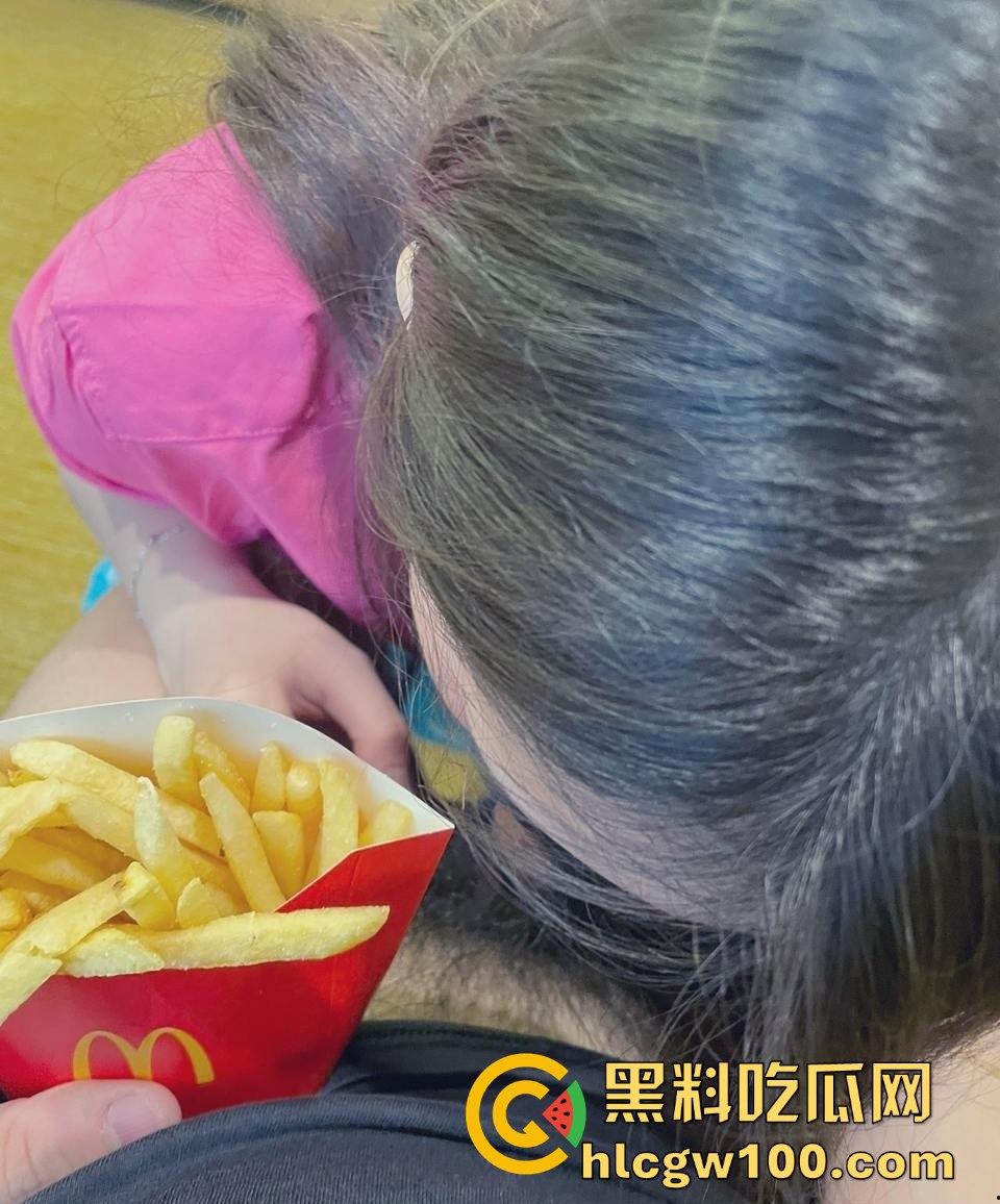 广州白云区万达广场麦当劳学妹大瓜爆出，黑丝美腿随便撩，落地窗前趴着嗲叫，硬是把汉堡制服变成情趣用品！-23