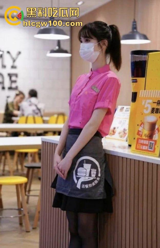 广州白云区万达广场麦当劳学妹大瓜爆出，黑丝美腿随便撩，落地窗前趴着嗲叫，硬是把汉堡制服变成情趣用品！-29