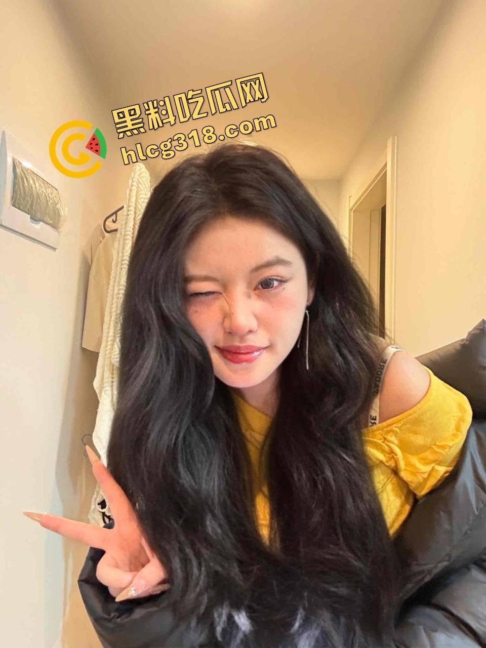 上海大神亲授骗炮秘籍，嘴皮一动把小黑丝JK00后妹子被哄得晕头转向，刚操完还甜笑着喝奶茶抽电子烟！-8