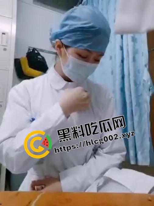 反差骚护士！更衣室内露出巨乳骚逼  差点被护士长发现 白色大褂下的骚穴淫水四射 绝对反差-1