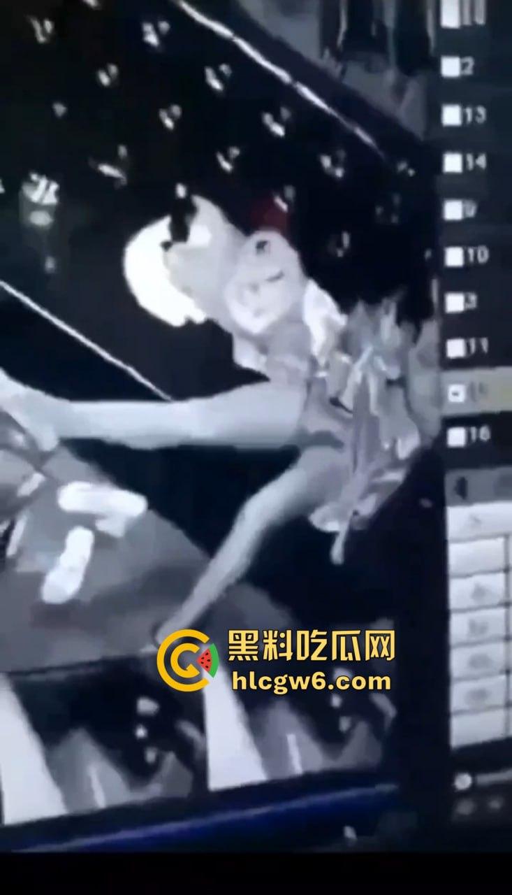 KTV小姐包厢内寂寞自慰全程被拍，无人点单逼痒难耐，一边看小电影一边摸，真怕她拿麦克风塞逼？-4