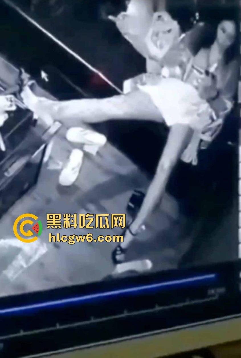 KTV小姐包厢内寂寞自慰全程被拍，无人点单逼痒难耐，一边看小电影一边摸，真怕她拿麦克风塞逼？-7