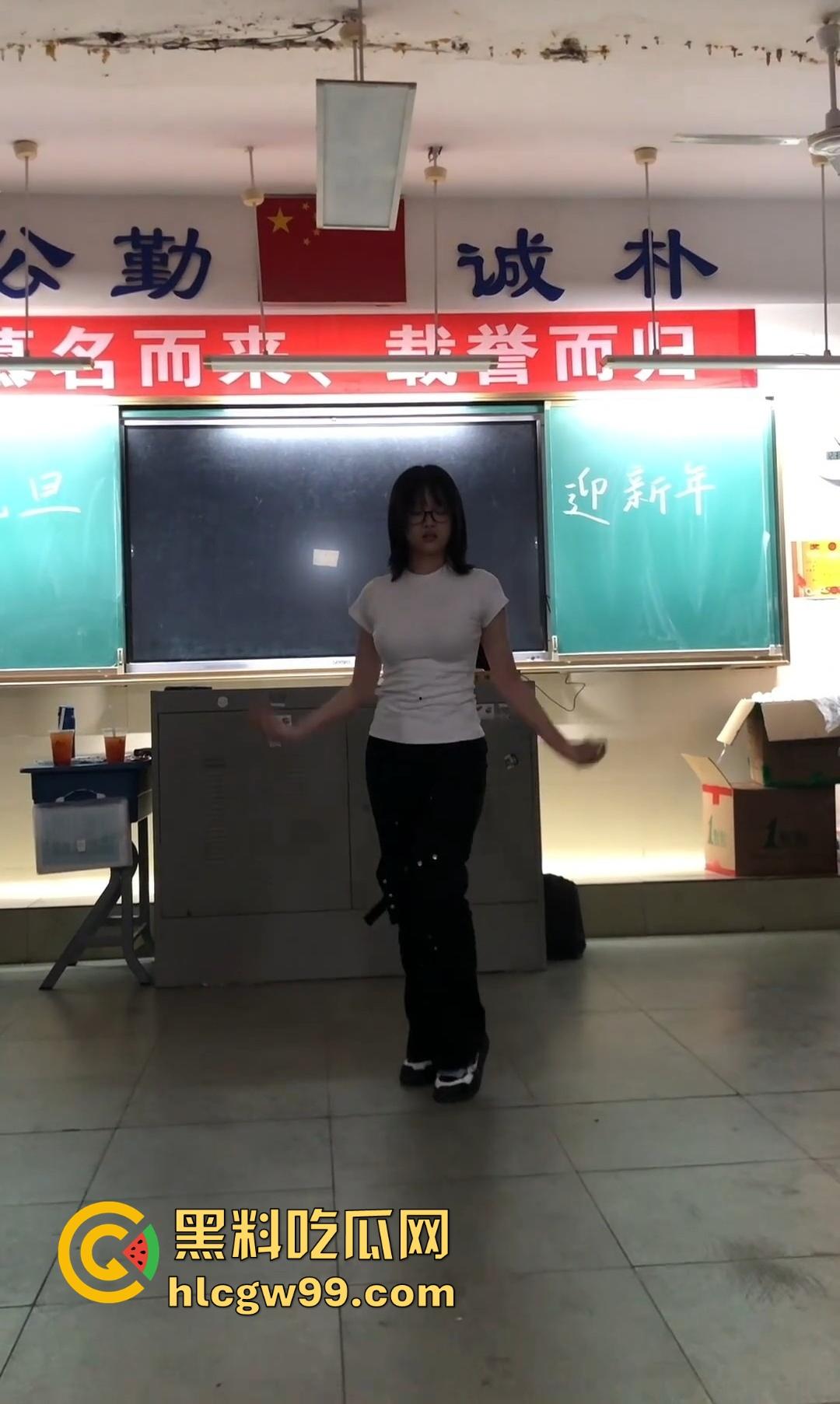 又被套路了，抖音咸鱼热卖得学霸班会热舞崩奶罩？假的！片哥片姐割韭菜，冲动老色批来我这我给你白嫖看！-9