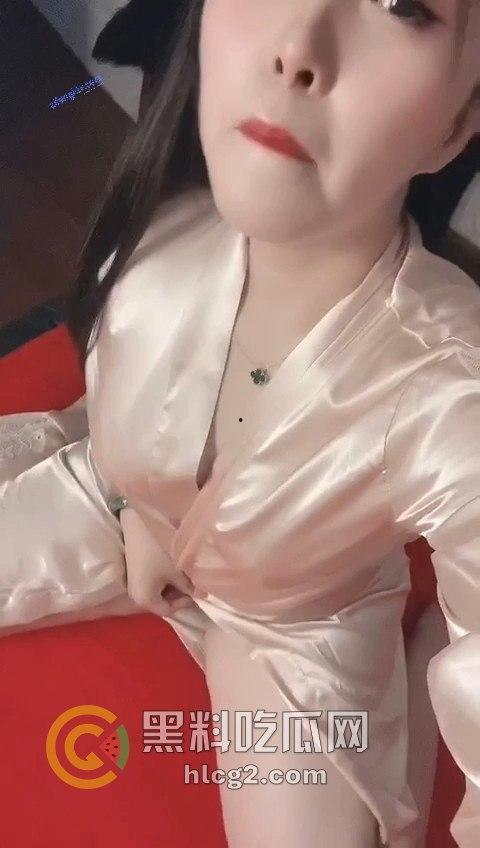 青岛巨乳少妇「李晓玲」老公远在海上，她的性感裸照让人喷鼻血！这对天生乳交圣体的诱惑太不可抗拒了-8