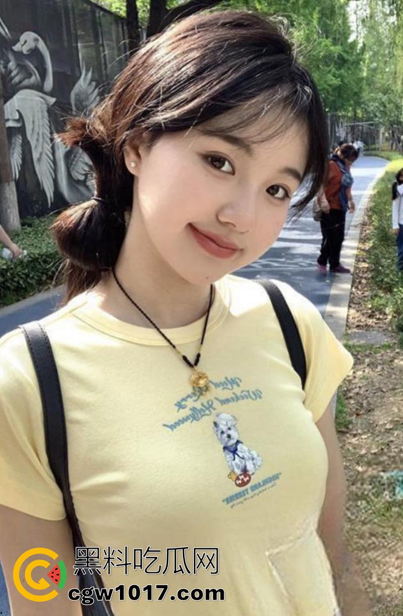 成都中医药大学，反差婊【满雨涵】，颜值超清纯的甜美嫩妹，被调教成母狗，在宿舍自拍露奶，结果视频遭曝光！-2