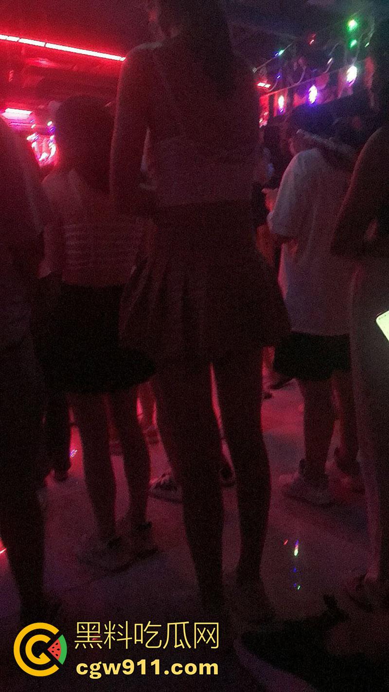 十元三曲随便摸,男人的天堂砂舞厅偷拍合集,关灯后淫乱抓奶抠逼摸屌,加钱还能打站桩,极品美女和嫩妹随便玩!-2